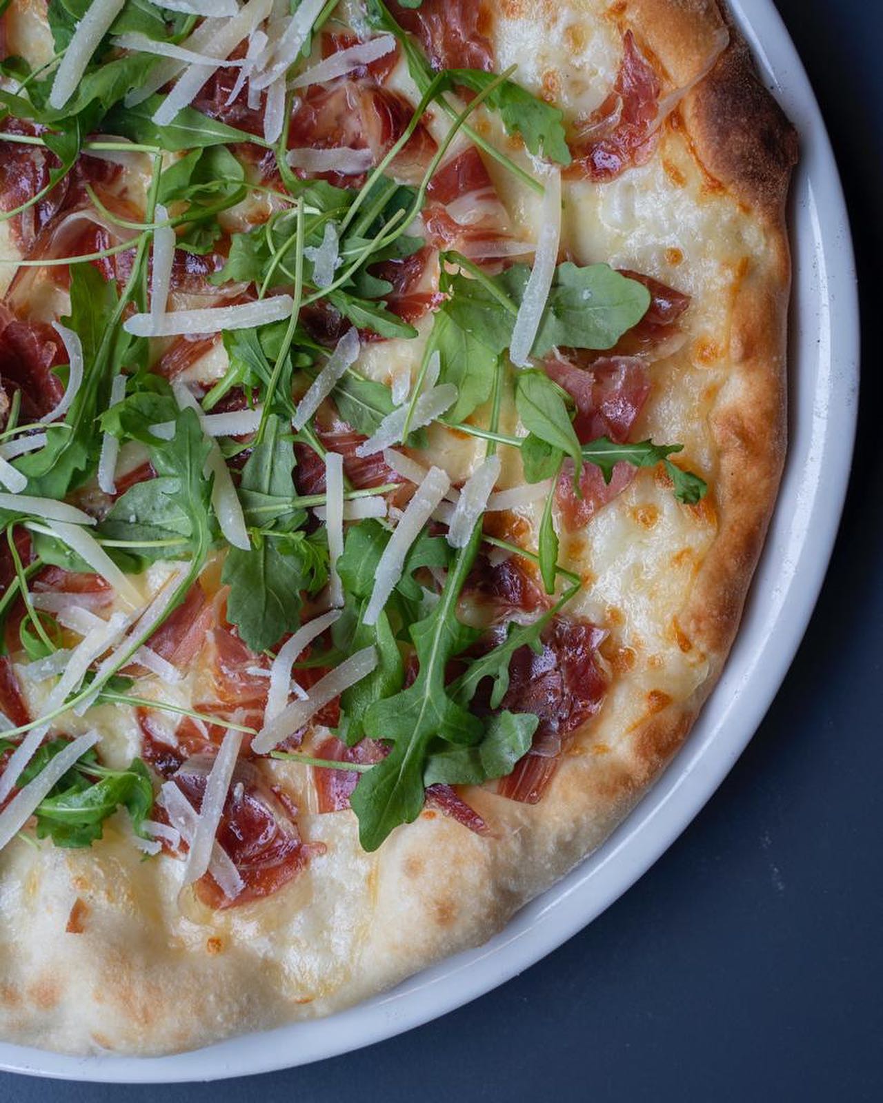 Pizza con jamón y rúcula