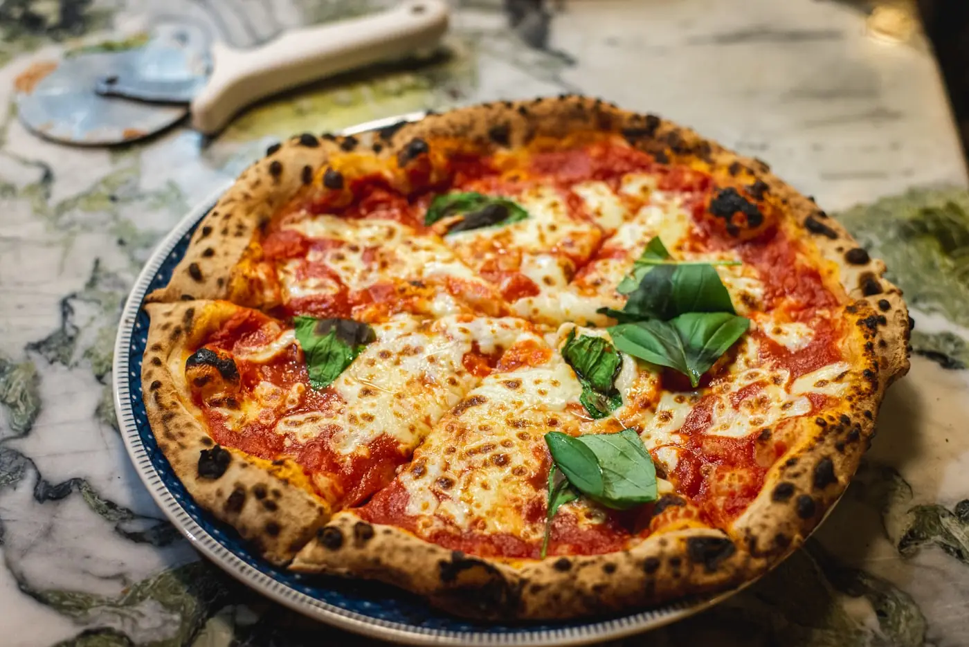 Pizza recién salida del horno de leña en Solric, restaurante mediterráneo de Sants