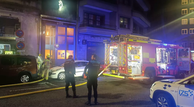 Fuego en el centro de Santiago: vagón ardiendo y cocina de hostelería devastada