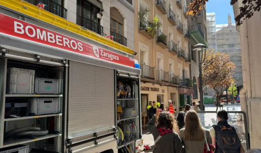 El Asador Pasiego, evacuado por un incendio en su cocina: intensa humareda en el centro urbano