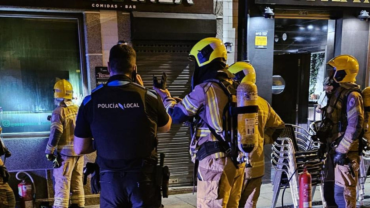 Las llamas arrasan la cocina de un restaurante de Ferrol y obligan a desalojar un edificio de madrugada