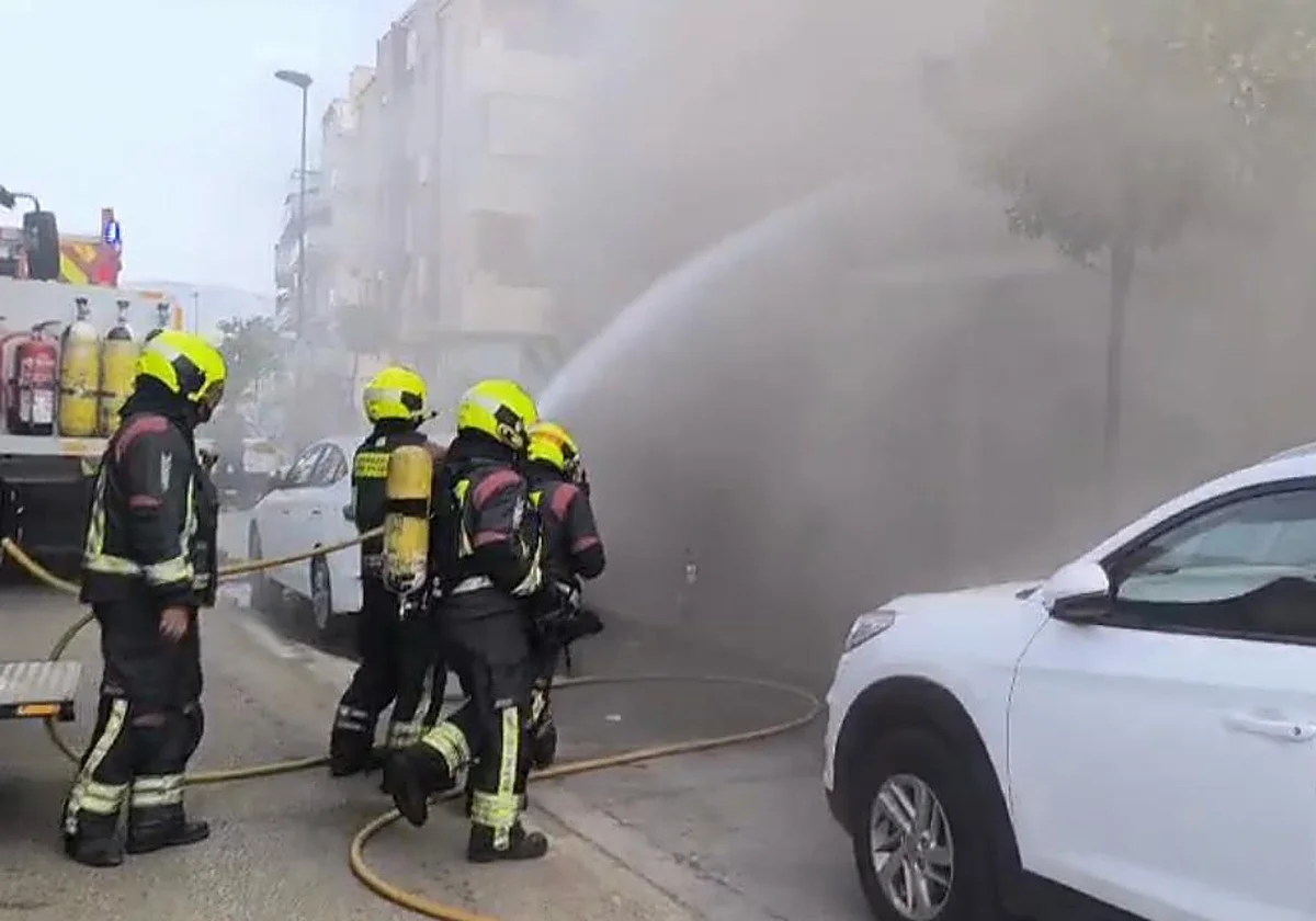 Un incendio en un restaurante de Vélez-Málaga obliga a desalojar a una veintena de vecinos