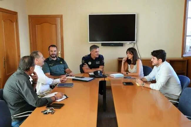 Villaviciosa de Odón equipa con extintores a los vigilantes de El Bosque contra conatos de incendio