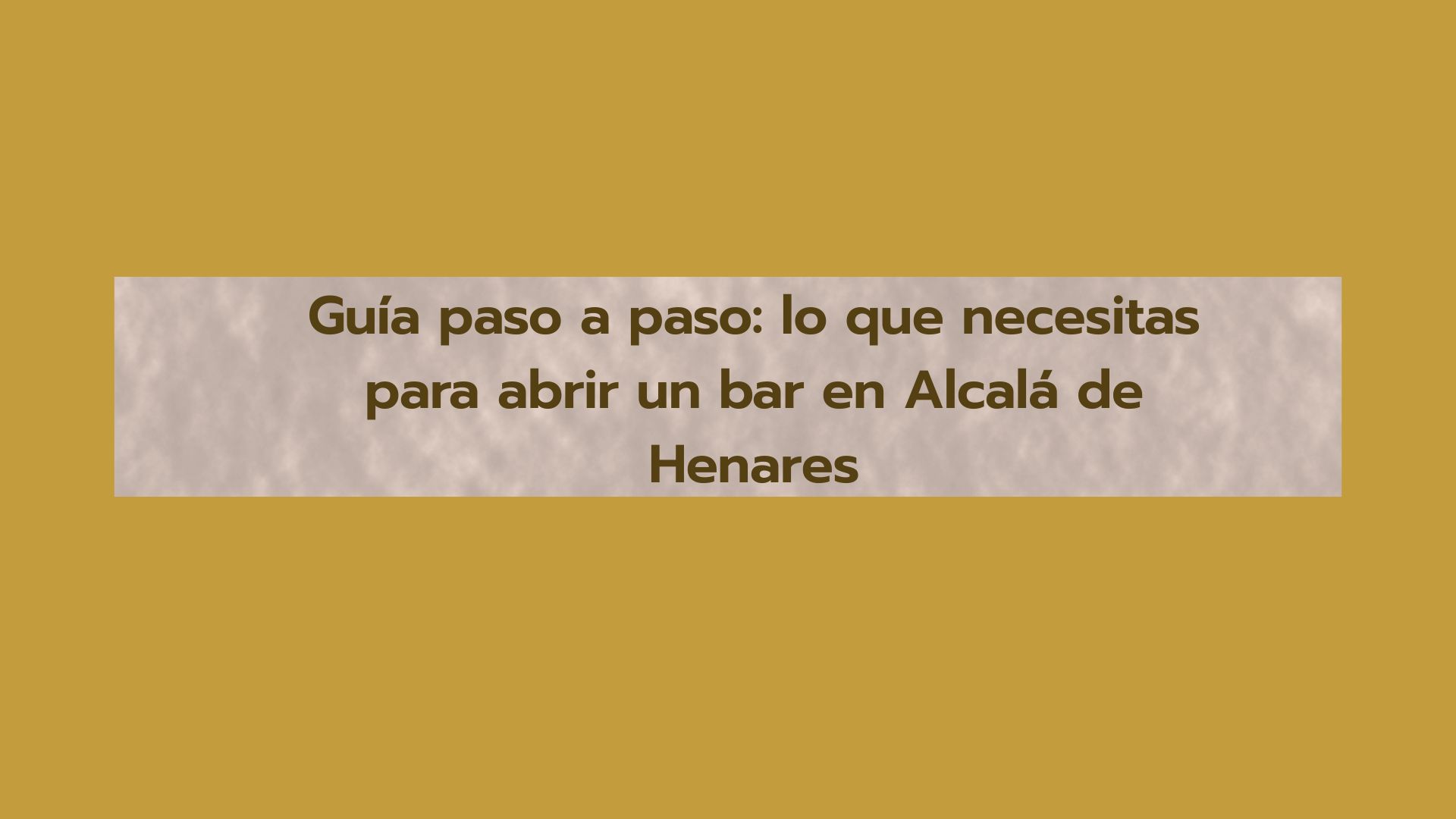 Guía paso a paso: lo que necesitas para abrir un bar en Alcalá de Henares Guía paso a paso: lo que necesitas para abrir un bar en Alcalá de Henares. Claves para poner en marcha un negocio hostelero sin dejar trámites pendientes. Abrir un bar requiere mucho más que disponer de un local, instalar una barra y preparar una carta. Antes de levantar la persiana por primera vez, es necesario comprobar que el establecimiento puede acoger la actividad prevista, conocer las obras necesarias y reunir la documentación exigida para su puesta en funcionamiento. El proceso puede variar de forma considerable según la superficie del establecimiento, el aforo, la presencia de cocina, las instalaciones existentes o las actuaciones que sea necesario ejecutar. Por ello, seguir un orden desde el primer momento ayuda a evitar inversiones que después tengan que modificarse. Primer paso: definir el tipo de bar que se quiere abrir El punto de partida consiste en concretar qué actividad se desarrollará. No presenta las mismas exigencias un pequeño establecimiento dedicado principalmente al servicio de bebidas que un negocio con cocina, elaboración de alimentos, equipos de cocción y una elevada capacidad de público. También conviene determinar desde el principio si habrá música, terraza, servicio de comidas, maquinaria de gran potencia o instalaciones específicas. Cada una de estas decisiones puede repercutir en la distribución, las instalaciones y la documentación necesaria. Por este motivo, definir el proyecto empresarial antes de buscar local permite descartar establecimientos que no se ajusten a las necesidades reales del negocio. Segundo paso: comprobar que el local es viable Antes de firmar un alquiler o entregar una señal, resulta fundamental estudiar las características del inmueble. La existencia anterior de otro negocio hostelero no garantiza que las condiciones actuales sean suficientes para una nueva apertura. Hay que revisar la superficie, distribución, accesos, evacuación, aseos, instalaciones eléctricas, ventilación, climatización, extracción de humos y condiciones acústicas. También debe comprobarse la situación administrativa del establecimiento y si existen antecedentes que puedan afectar a la nueva actividad. Una revisión técnica previa puede detectar limitaciones que, de conocerse después de formalizar el alquiler, podrían traducirse en obras costosas o retrasos. Tercer paso: conocer los requisitos abrir bar Alcalá de Henares Los requisitos abrir bar Alcalá de Henares deben analizarse antes de comenzar cualquier reforma. Entre las cuestiones que pueden condicionar la puesta en funcionamiento figuran la compatibilidad urbanística, las condiciones de accesibilidad, la protección contra incendios, la evacuación, la ventilación, la instalación eléctrica y las características de la cocina. También deben valorarse las condiciones acústicas y las posibles necesidades de extracción de humos. Si el establecimiento pretende disponer de terraza, rótulos exteriores u otros elementos que afecten al espacio público o a la fachada, habrá que estudiar los procedimientos correspondientes. El objetivo es conocer desde el inicio qué debe cumplir el local y qué actuaciones serán necesarias para adaptar el establecimiento a la actividad proyectada. Cuarto paso: revisar la situación administrativa del establecimiento Una vez elegido el inmueble, conviene comprobar qué documentación existe y si coincide con la realidad física del local. Esta revisión adquiere especial relevancia cuando se trata de un establecimiento que anteriormente funcionaba como bar o restaurante. Una distribución modificada, una cocina ampliada o unas instalaciones diferentes de las que figuran en la documentación pueden obligar a realizar nuevas actuaciones. Por tanto, antes de iniciar una reforma es recomendable conocer los antecedentes disponibles y determinar qué procedimiento administrativo corresponde a la nueva actividad. Quinto paso: preparar la documentación técnica Dependiendo de las características del negocio, puede ser necesario contar con documentación técnica elaborada por un profesional competente. En ella se pueden justificar aspectos relacionados con la distribución, superficies, aforo, evacuación, accesibilidad, instalaciones y medidas de protección contra incendios. La documentación debe ajustarse a la situación que finalmente tendrá el establecimiento. Cualquier modificación relevante durante las obras puede requerir una revisión de los documentos técnicos. Planificar este punto antes de ejecutar la reforma permite coordinar mejor las actuaciones y reducir el riesgo de tener que rehacer trabajos. Sexto paso: tramitar las obras necesarias Muchos locales necesitan una adaptación antes de comenzar la actividad. Los trabajos pueden afectar a la distribución, los aseos, la accesibilidad, las instalaciones eléctricas, la ventilación, la climatización o la cocina. Las actuaciones urbanísticas deben tramitarse mediante el procedimiento que corresponda según el alcance de las obras. Además, resulta aconsejable que el diseño de la reforma se realice teniendo en cuenta desde el principio las condiciones que deberá cumplir la actividad. Así se evita ejecutar una obra que posteriormente no permita justificar correctamente el funcionamiento del negocio. Séptimo paso: resolver la cocina y la extracción La instalación de una cocina profesional requiere una planificación específica. Antes de adquirir hornos, planchas, freidoras u otros equipos, conviene comprobar cómo se resolverán la ventilación y la evacuación de humos. El recorrido de los conductos, las características del inmueble y la configuración del edificio pueden condicionar la solución disponible. Por ello, la extracción debe estudiarse antes de comprar la maquinaria. Además, la potencia eléctrica, la ventilación y los sistemas de protección deben calcularse teniendo en cuenta el equipamiento que realmente se instalará. Octavo paso: estudiar la protección contra incendios La protección contra incendios constituye una parte esencial de la preparación del establecimiento. Los medios necesarios dependerán de las características del local, su superficie, distribución, aforo y riesgos existentes. El establecimiento puede requerir extintores, señalización, alumbrado de emergencia y otras medidas relacionadas con la evacuación y la protección de las instalaciones. Los equipos deben colocarse correctamente y mantenerse conforme a las obligaciones reglamentarias. Además, la protección debe plantearse conjuntamente con la distribución definitiva del local. La cocina requiere medidas específicas Cuando existe una cocina profesional, el riesgo asociado a los equipos de cocción requiere una atención especial. Las zonas de planchas, freidoras y otros aparatos deben analizarse para determinar las medidas de protección adecuadas. Los sistemas automáticos extinción incendios en cocinas industriales permiten abordar determinados riesgos mediante soluciones diseñadas específicamente para las zonas de cocción. Su configuración debe adaptarse a los equipos existentes y a la instalación de extracción. La modificación posterior de una línea de cocina puede afectar a la protección inicialmente diseñada. Por eso, cualquier cambio en la maquinaria debe estudiarse antes de realizarlo. Noveno paso: planificar la extinción en cocinas La extinción en cocinas requiere prestar atención a los riesgos derivados de aceites, grasas, altas temperaturas y equipos de cocción. La solución debe determinarse atendiendo a las características concretas de la instalación y a los requisitos técnicos aplicables. Además de los sistemas específicos que puedan resultar necesarios, el establecimiento debe contar con los medios generales de protección contra incendios que correspondan. La ubicación de los equipos, la facilidad de acceso y su mantenimiento son aspectos que deben quedar resueltos antes de la apertura. Décimo paso: comprobar la accesibilidad La accesibilidad es otro de los puntos que debe analizarse antes de comprometerse con un local. Las puertas, desniveles, recorridos interiores y aseos pueden condicionar la reforma. En establecimientos antiguos puede ser necesario realizar adaptaciones que afecten a la distribución disponible. Por ello, una revisión inicial permite conocer las posibilidades reales del inmueble. No basta con comprobar que el local dispone de una entrada desde la calle: es necesario valorar el conjunto de recorridos y espacios que utilizarán clientes y trabajadores. Undécimo paso: adaptar los aseos Los aseos deben integrarse correctamente en la planificación del establecimiento. Su número, distribución y características estarán condicionados por la actividad y por las exigencias aplicables. Durante la reforma también deben analizarse los espacios de circulación y las condiciones de accesibilidad que correspondan. Planificar los aseos desde el inicio evita tener que reducir posteriormente superficies destinadas a cocina, almacén, barra o zona de clientes. Duodécimo paso: estudiar el ruido y el aislamiento acústico La actividad hostelera puede generar ruido procedente de clientes, música, maquinaria, sistemas de climatización o instalaciones de extracción. Por ello, antes de abrir conviene valorar las condiciones acústicas del establecimiento y las medidas necesarias para cumplir los límites establecidos. Las soluciones pueden incluir aislamiento de determinados elementos constructivos, tratamientos específicos y sistemas destinados a reducir vibraciones. También deben revisarse los equipos instalados en fachadas, cubiertas o zonas próximas a viviendas. Decimotercer paso: dimensionar correctamente la instalación eléctrica Un bar con cocina puede concentrar numerosos equipos eléctricos. Hornos, cámaras frigoríficas, lavavajillas, cafeteras, congeladores, climatización y otros aparatos pueden funcionar de manera simultánea. La instalación debe dimensionarse de acuerdo con las necesidades reales del negocio. Además, conviene prever posibles ampliaciones para evitar que la incorporación futura de maquinaria obligue a realizar una reforma eléctrica importante. Decimocuarto paso: comprobar la ventilación y climatización La ventilación debe adaptarse a las características del establecimiento, su ocupación y la actividad desarrollada. En una cocina profesional, además, hay que diferenciar la ventilación general de la extracción asociada a los procesos de cocción. Un diseño adecuado ayuda a controlar el calor, los olores, la humedad y las condiciones ambientales del local. La climatización también debe dimensionarse de acuerdo con la superficie, ocupación y características del establecimiento. Decimoquinto paso: preparar las condiciones sanitarias Cuando el bar incluye manipulación y elaboración de alimentos, deben cumplirse las obligaciones higiénico-sanitarias correspondientes. La cocina debe facilitar las operaciones de limpieza y permitir una organización adecuada de los alimentos. También deben contemplarse cuestiones como la conservación, las temperaturas, el almacenamiento, la gestión de residuos y la prevención de contaminaciones. El diseño debe responder al funcionamiento cotidiano del establecimiento y no únicamente a criterios estéticos. Decimosexto paso: consultar los trámites municipales La documentación y los procedimientos administrativos deben prepararse de acuerdo con las características concretas de la actividad. En esta fase resulta especialmente relevante conocer las indicaciones del ayuntamiento de Alcalá de Henares, además de comprobar qué documentación debe presentarse y qué actuaciones requieren una tramitación específica. La presentación de una declaración responsable, cuando corresponda, no elimina la obligación de cumplir las condiciones técnicas exigibles. El titular debe disponer de la documentación necesaria y mantener el establecimiento conforme a lo declarado. Decimoséptimo paso: valorar la instalación de una terraza Una terraza puede convertirse en un elemento relevante para la actividad económica de un bar, pero disponer de espacio exterior no implica que pueda ocuparse automáticamente. La instalación de mesas y sillas en la vía pública está sujeta a las condiciones municipales aplicables y a la autorización que corresponda. Por ello, si la terraza forma parte esencial del modelo de negocio, su viabilidad debe comprobarse antes de cerrar el alquiler del establecimiento. Decimoctavo paso: revisar rótulos y elementos de fachada Los rótulos, toldos y otros elementos exteriores también pueden estar sometidos a condiciones específicas. La ubicación del local debe tenerse en cuenta, especialmente cuando se encuentra en entornos con características patrimoniales singulares. En esos casos, las posibilidades de intervenir sobre fachadas pueden estar condicionadas. La revisión previa permite diseñar la imagen exterior del negocio sin plantear soluciones que posteriormente deban modificarse. Decimonoveno paso: valorar un posible cambio de titularidad Si se adquiere un bar que ya estaba en funcionamiento, puede existir la posibilidad de realizar un cambio de titularidad, siempre que se cumplan las condiciones necesarias. Antes de recurrir a esta vía hay que comprobar la documentación existente y verificar que la actividad actual coincide con la situación administrativa. Las reformas realizadas por anteriores titulares, especialmente en cocinas, distribución o instalaciones, deben revisarse para evitar asumir problemas que no estaban previstos al adquirir el negocio. Vigésimo paso: calcular el presupuesto completo El coste de apertura no debe calcularse únicamente a partir del alquiler y del mobiliario. El presupuesto debe incluir las diferentes actuaciones necesarias para poner el establecimiento en funcionamiento. Entre las principales partidas pueden encontrarse: Documentación técnica. Tasas y trámites. Obras de adaptación. Instalación eléctrica. Cocina y maquinaria. Extracción de humos. Ventilación y climatización. Protección contra incendios. Acondicionamiento acústico. Adaptaciones de accesibilidad. Mobiliario. Equipamiento. Rótulos y elementos exteriores. Posibles actuaciones relacionadas con la terraza. Comparar locales únicamente por su precio de alquiler puede llevar a elegir un inmueble que después necesite una inversión muy superior a la inicialmente prevista. ¿Cuánto tiempo hace falta para abrir el establecimiento? El plazo depende principalmente del estado inicial del local y de la complejidad de las actuaciones. Un establecimiento prácticamente acondicionado puede requerir menos tiempo que otro que necesite una reforma integral. La coordinación entre proyecto, obras, instalaciones y documentación administrativa es fundamental para evitar interrupciones. También conviene reservar margen para posibles requerimientos o modificaciones que puedan surgir durante la preparación del establecimiento. Errores que pueden retrasar la apertura Uno de los principales errores consiste en comenzar las obras sin haber definido previamente las necesidades técnicas del negocio. También puede generar problemas comprar maquinaria sin comprobar antes la potencia disponible o la viabilidad de la extracción. Otros fallos habituales son confiar únicamente en que el local ya funcionaba como bar, modificar la distribución respecto a la documentación técnica, dejar la protección contra incendios para el final o dar por segura una terraza antes de comprobar sus condiciones administrativas. La planificación previa permite detectar estas situaciones cuando todavía existe margen para corregirlas. Checklist final antes de levantar la persiana Antes de iniciar la actividad conviene comprobar que todos los puntos esenciales están resueltos: Actividad definida y compatible con el establecimiento. Viabilidad técnica del local comprobada. Situación administrativa revisada. Obras tramitadas cuando corresponda. Documentación técnica preparada. Instalación eléctrica adecuada. Ventilación y climatización resueltas. Extracción de humos correctamente planteada. Cocina equipada conforme al proyecto. Medidas contra incendios instaladas. Accesibilidad revisada. Aseos adaptados a las condiciones exigibles. Condiciones acústicas comprobadas. Requisitos sanitarios preparados. Terraza tramitada, si procede. Rótulos y elementos exteriores revisados. Documentación administrativa presentada según el procedimiento correspondiente. Certificados y documentos de mantenimiento disponibles. La clave está en elegir bien antes de empezar La apertura de un bar en Alcalá de Henares exige tomar decisiones de forma ordenada. El mayor riesgo aparece cuando se alquila un local sin conocer sus limitaciones y después se intenta adaptar el proyecto sobre la marcha. Una comprobación técnica inicial permite saber qué reformas serán necesarias, qué instalaciones pueden ejecutarse y qué características debe reunir el establecimiento para desarrollar la actividad prevista. Seguir una hoja de ruta desde la elección del local hasta la puesta en funcionamiento facilita la coordinación de todos los trabajos y permite afrontar la apertura con una previsión mucho más precisa de los costes y los plazos.