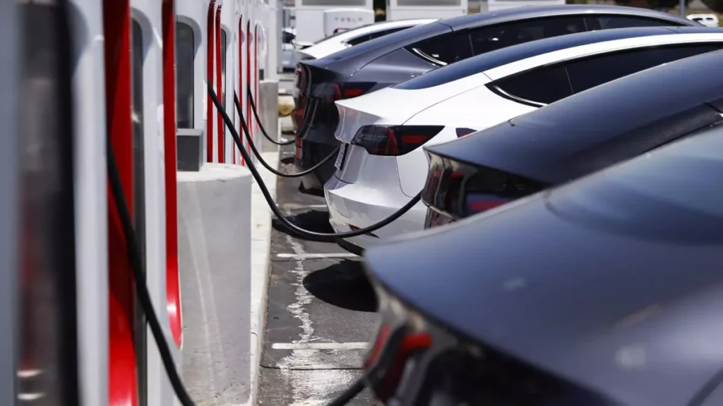 ¿Puede un aparcamiento denegar el acceso a un coche eléctrico?