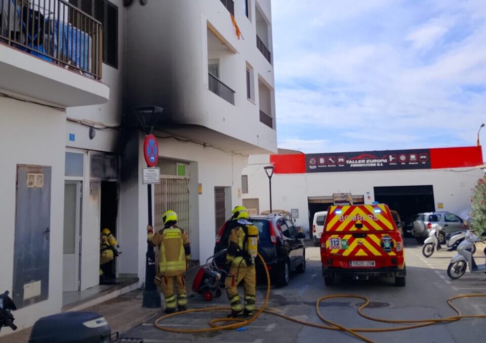 Alerta en Sant Ferran: Los Bomberos sofocan un incendio en la sala de contadores de un edificio